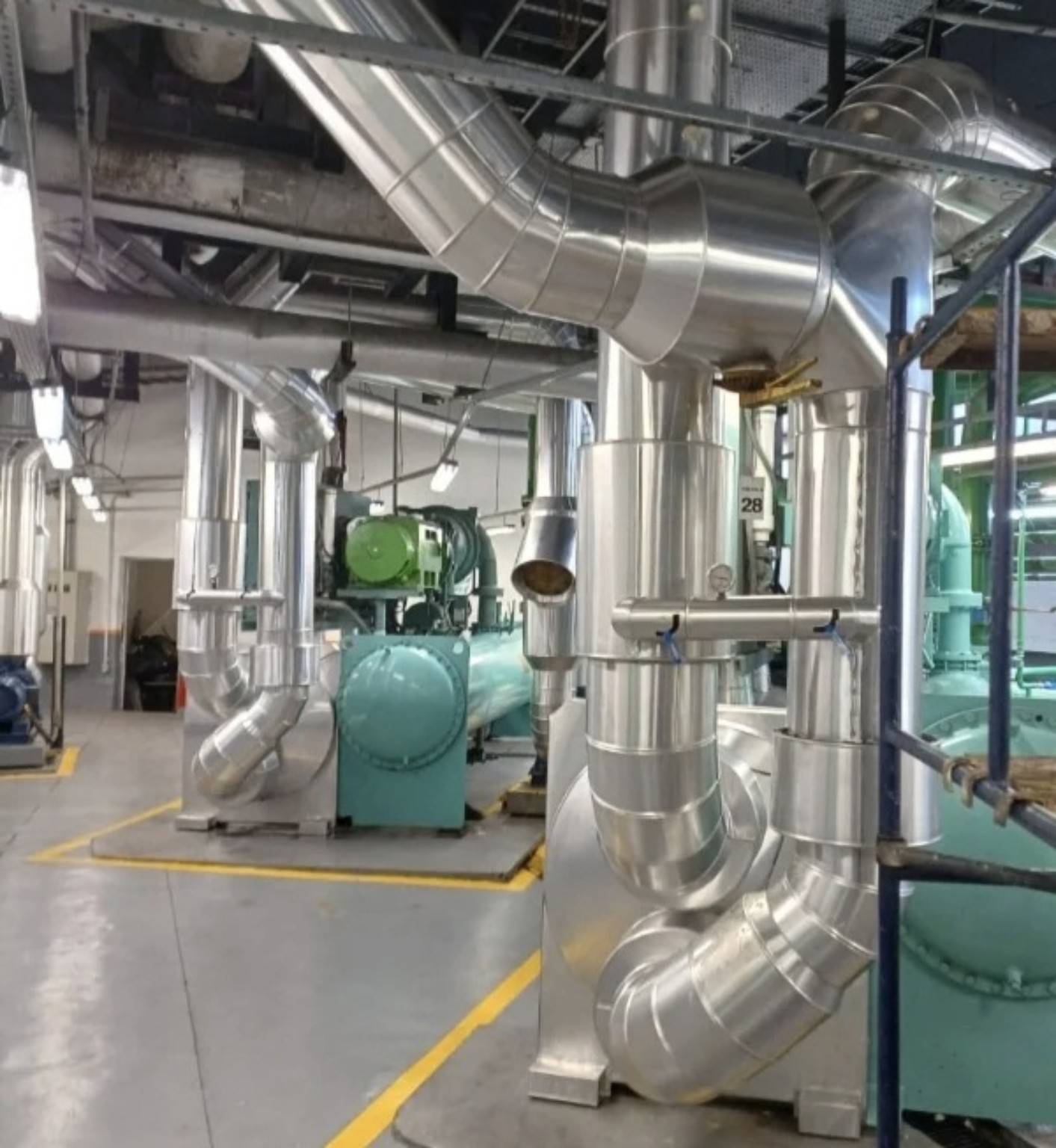 Instalação industrial com isolamento térmico em tubulações e equipamentos